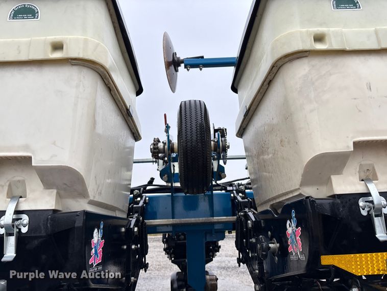 image for item EE4021 Kinze 3500  split row no-till planter