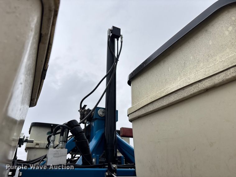 image for item EE4021 Kinze 3500  split row no-till planter