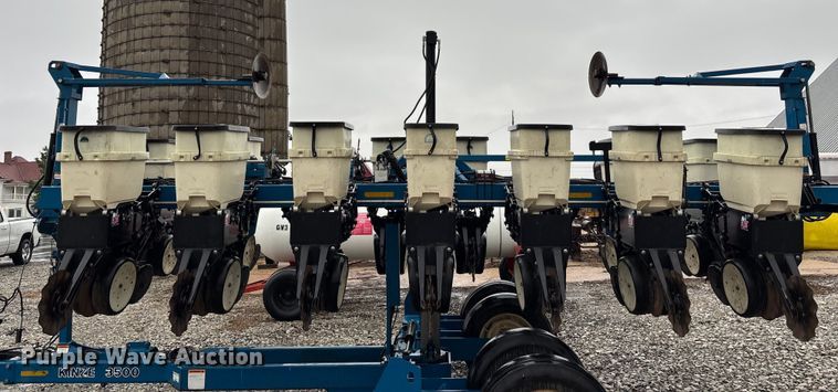 image for item EE4021 Kinze 3500  split row no-till planter