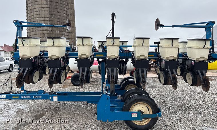 image for item EE4021 Kinze 3500  split row no-till planter