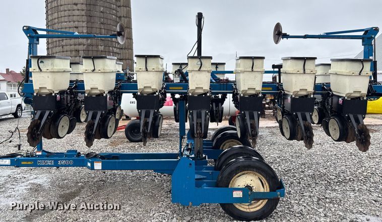image for item EE4021 Kinze 3500  split row no-till planter