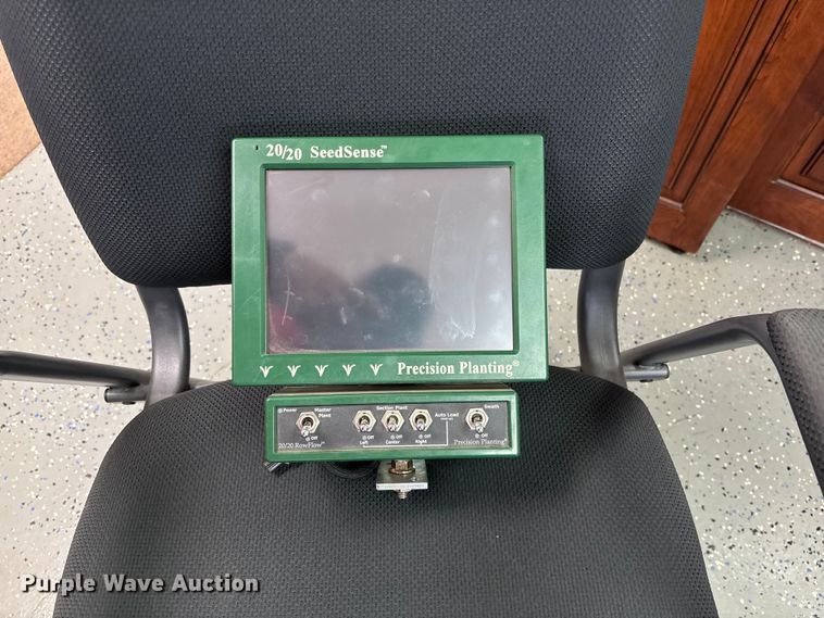 image for item EE4021 Kinze 3500  split row no-till planter