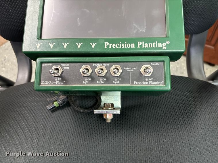 image for item EE4021 Kinze 3500  split row no-till planter