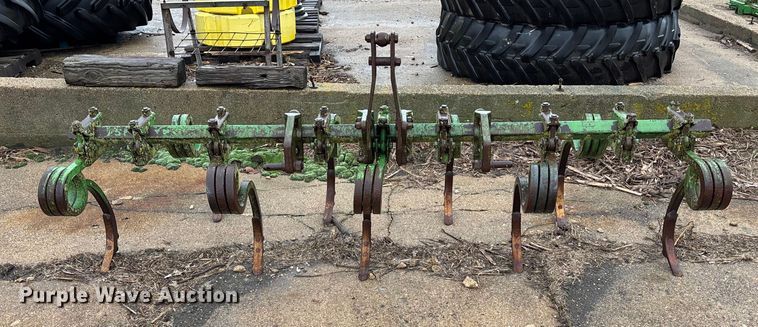 image for item EE4028 John Deere chisel