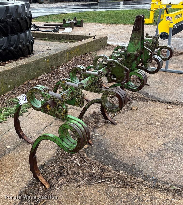 image for item EE4028 John Deere chisel