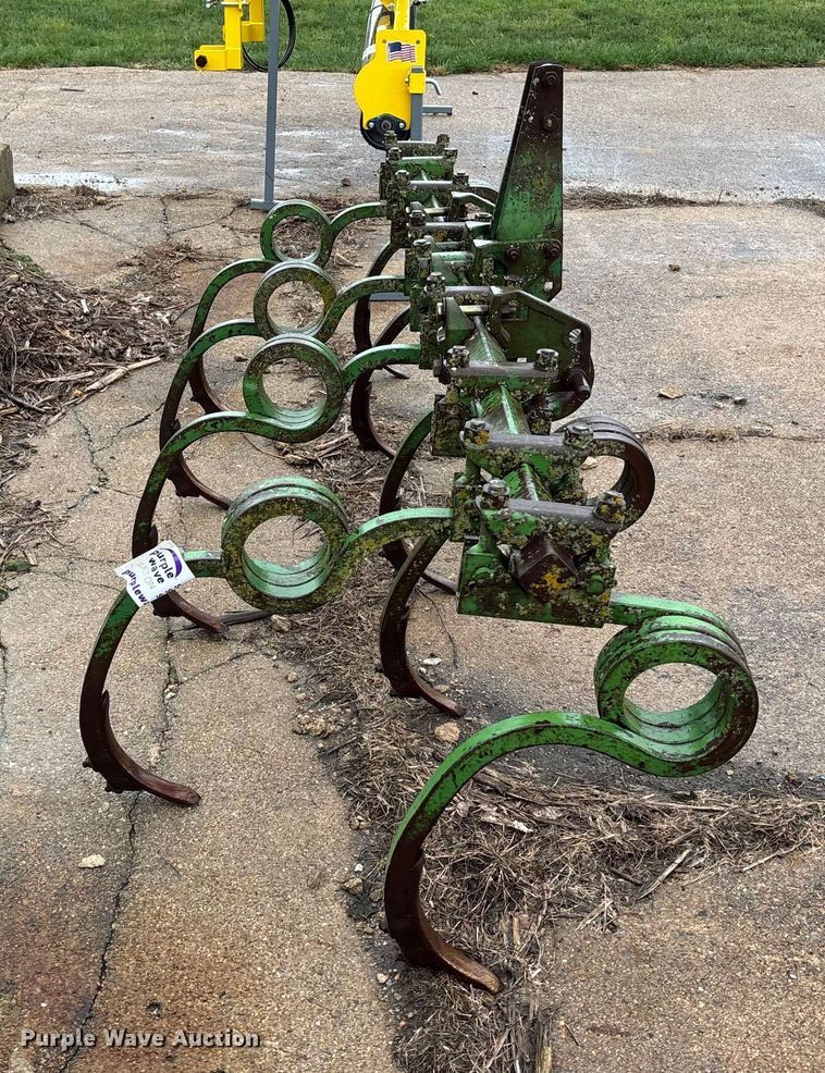 image for item EE4028 John Deere chisel