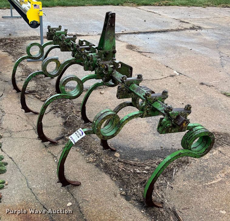 image for item EE4028 John Deere chisel