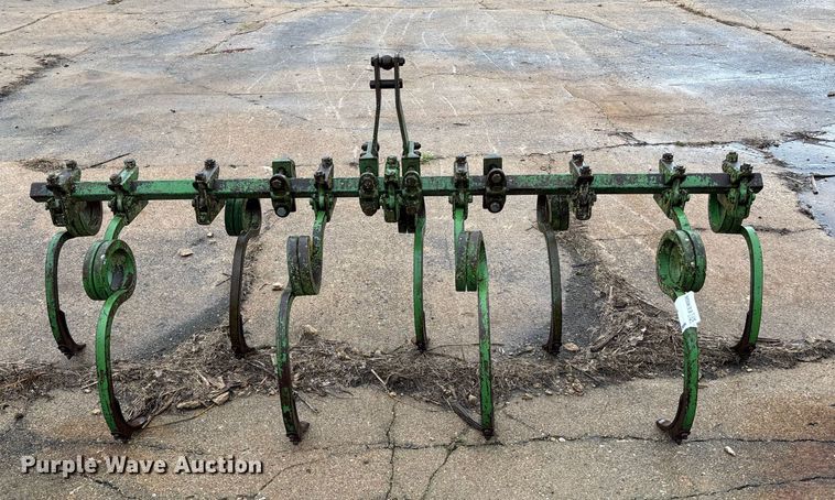 image for item EE4028 John Deere chisel