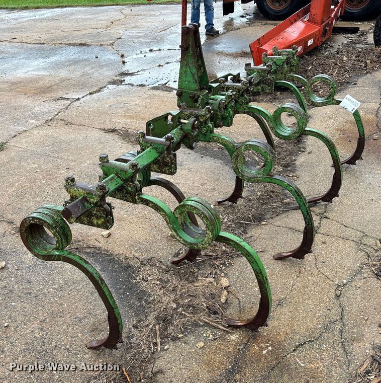 image for item EE4028 John Deere chisel