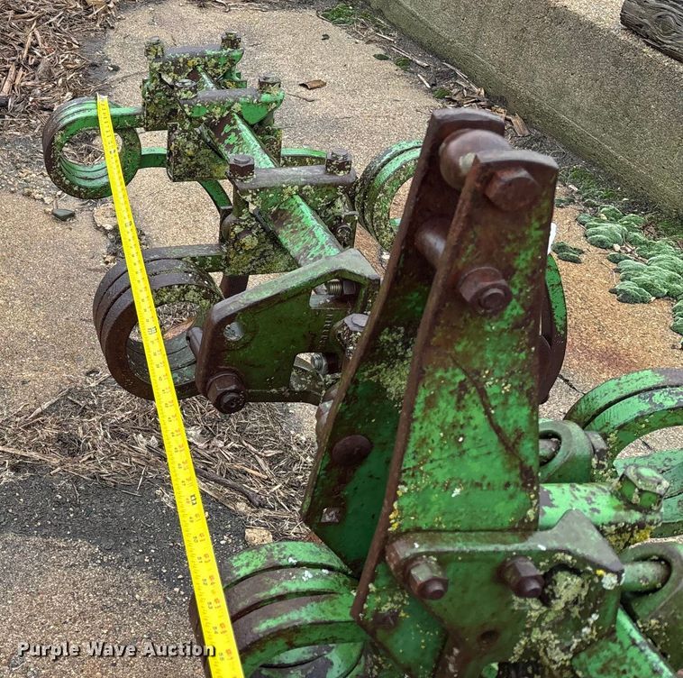 image for item EE4028 John Deere chisel