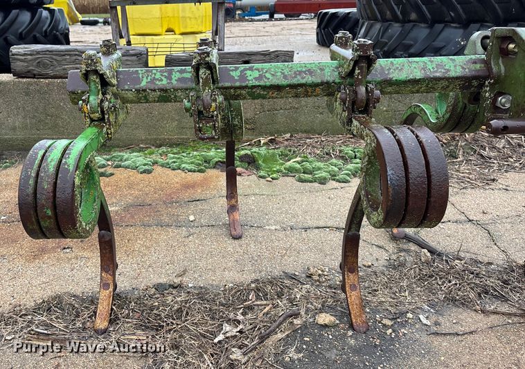 image for item EE4028 John Deere chisel