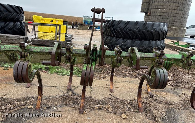 image for item EE4028 John Deere chisel