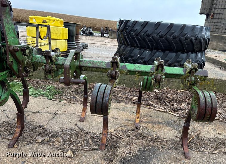 image for item EE4028 John Deere chisel