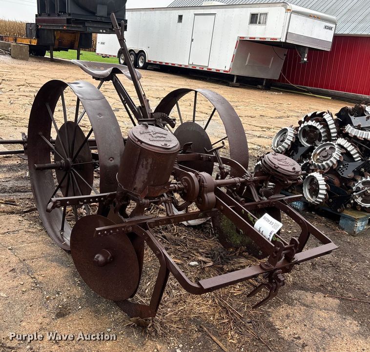 image for item EE4036 John Deere  planter