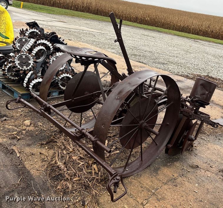 image for item EE4036 John Deere  planter