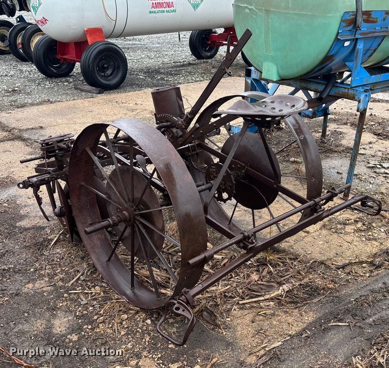 image for item EE4036 John Deere  planter