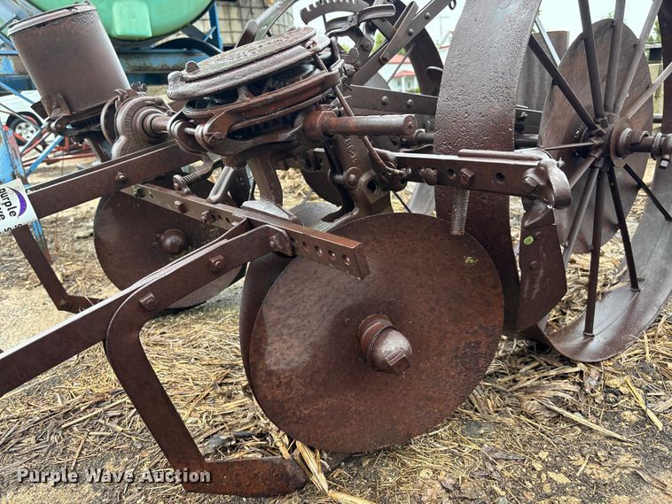 image for item EE4036 John Deere  planter