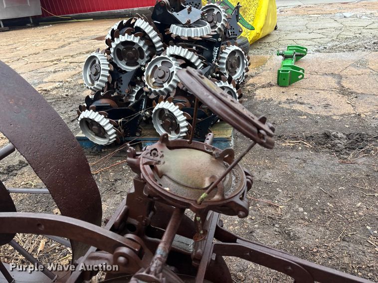 image for item EE4036 John Deere  planter