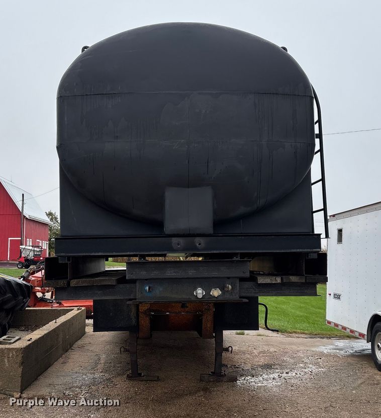 image for item EE4040 1974 Hyster sprayer trailer