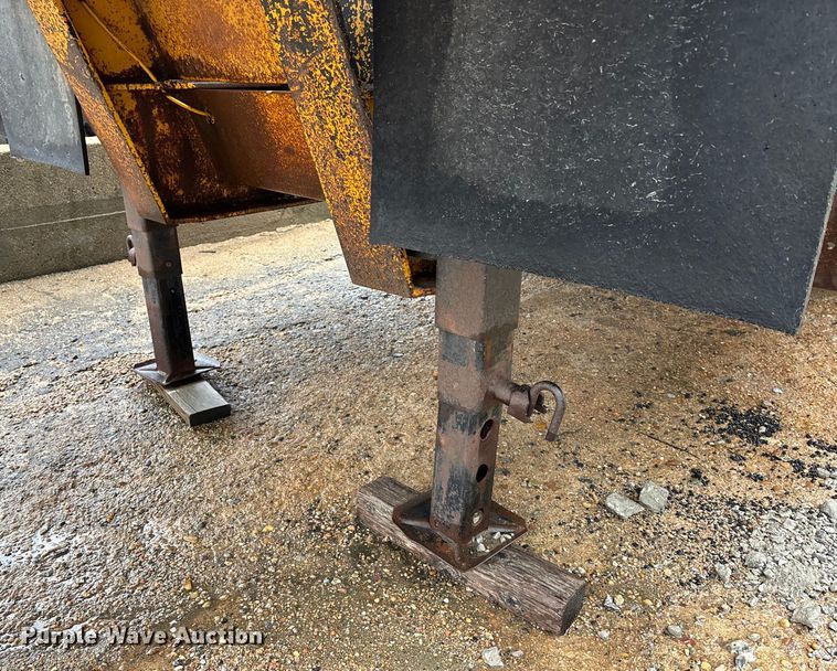 image for item EE4040 1974 Hyster sprayer trailer