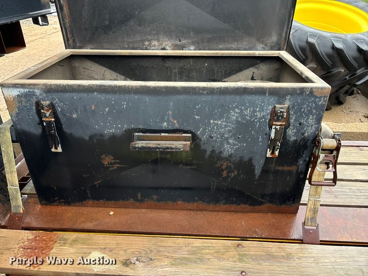 image for item EE4040 1974 Hyster sprayer trailer