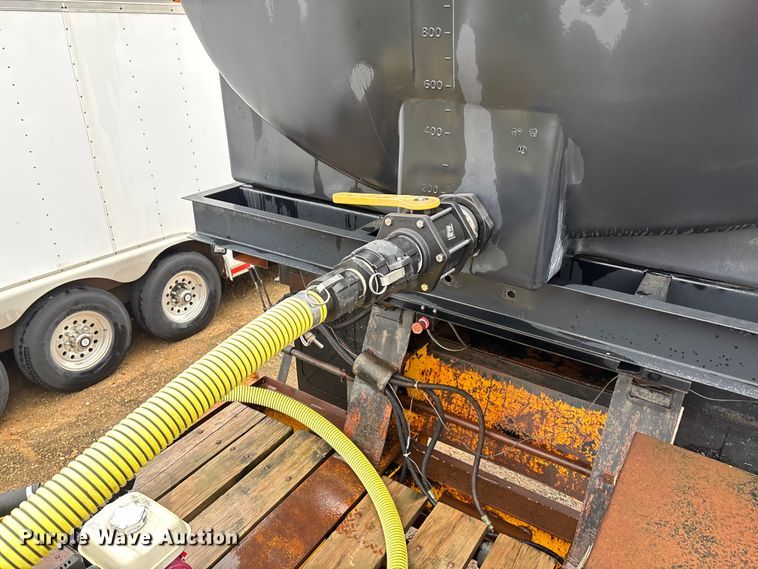 image for item EE4040 1974 Hyster sprayer trailer