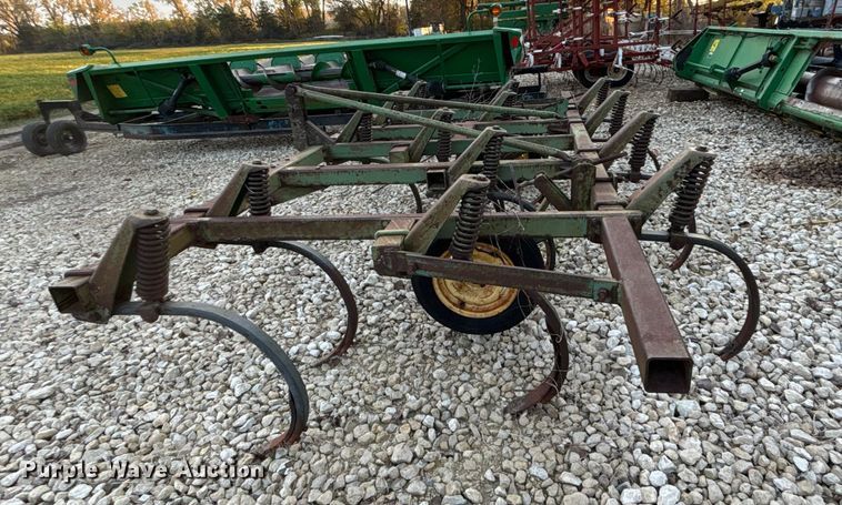 image for item EE4129 John Deere 1600 chisel