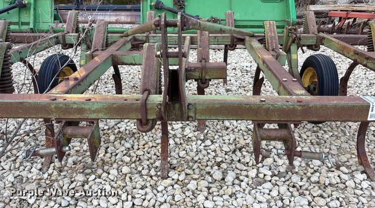 image for item EE4129 John Deere 1600 chisel