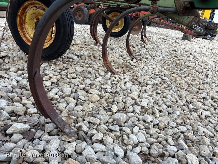 image for item EE4129 John Deere 1600 chisel