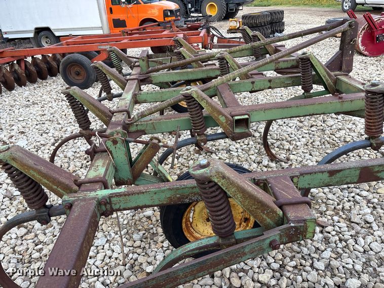 image for item EE4129 John Deere 1600 chisel