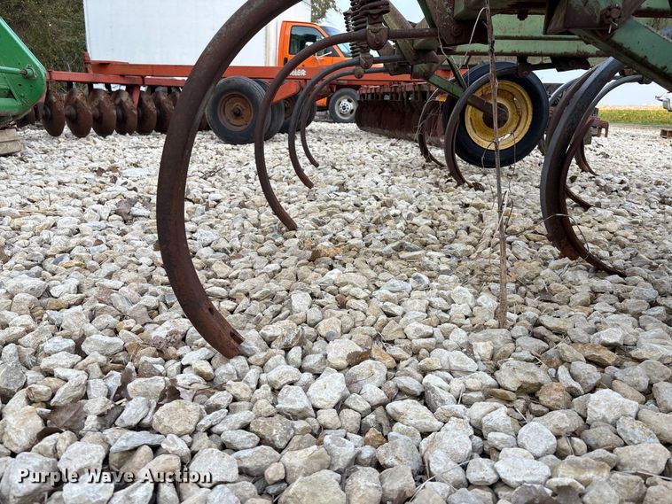 image for item EE4129 John Deere 1600 chisel