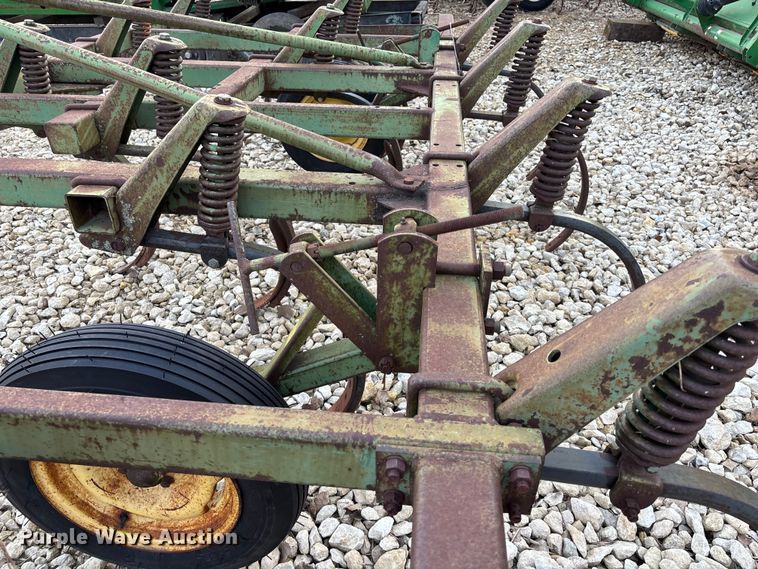 image for item EE4129 John Deere 1600 chisel