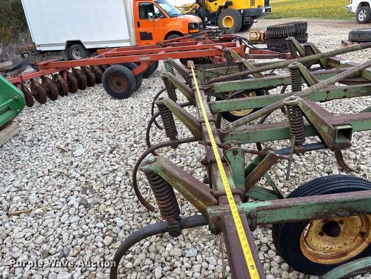 image for item EE4129 John Deere 1600 chisel