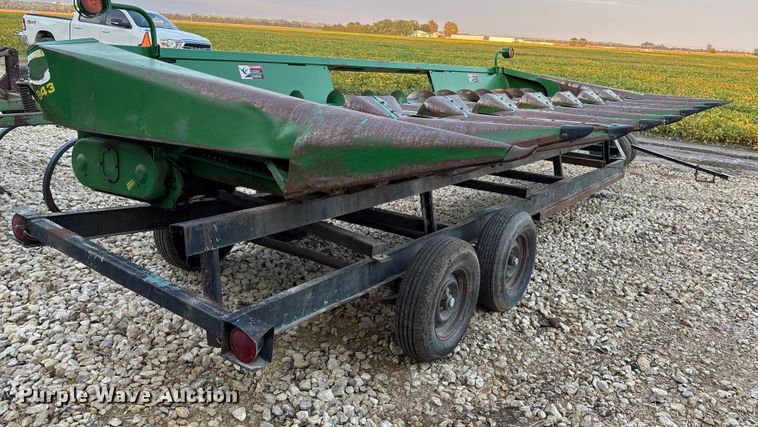 image for item EE4131 John Deere 843 corn head