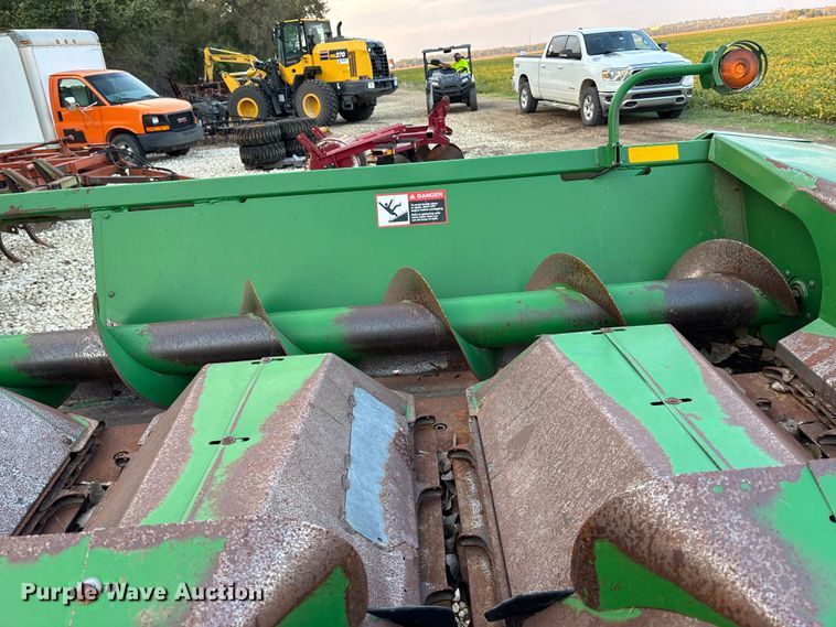 image for item EE4131 John Deere 843 corn head