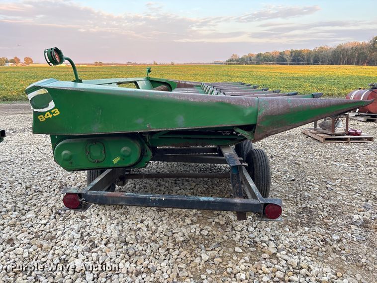 image for item EE4131 John Deere 843 corn head