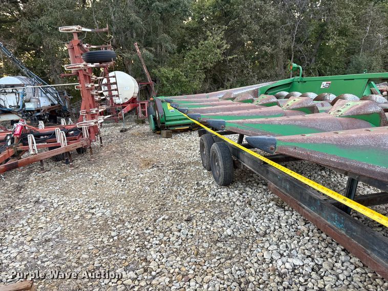 image for item EE4131 John Deere 843 corn head