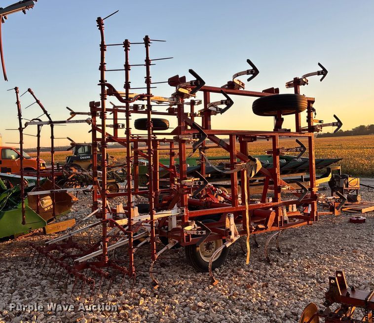 image for item EE4133 Wil-Rich 10 FCW field cultivator