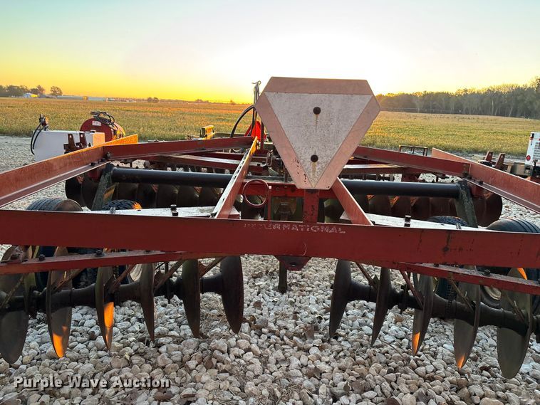 image for item EE4210 International harvester Disc tandem disk