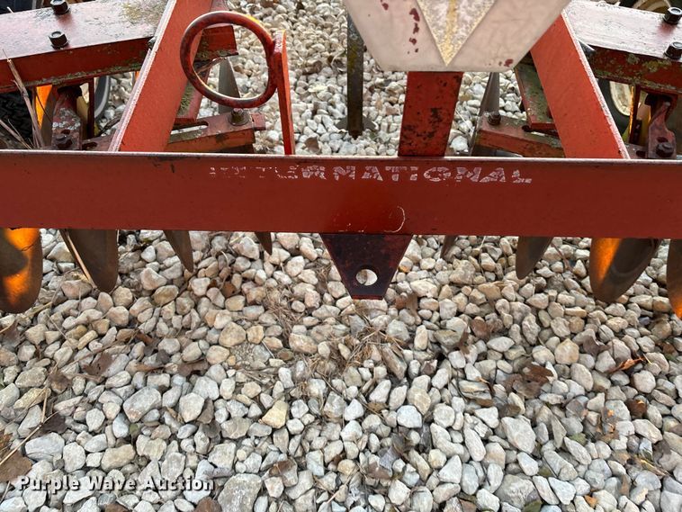 image for item EE4210 International harvester Disc tandem disk