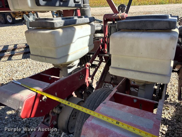 image for item EE4219 White 6100 planter