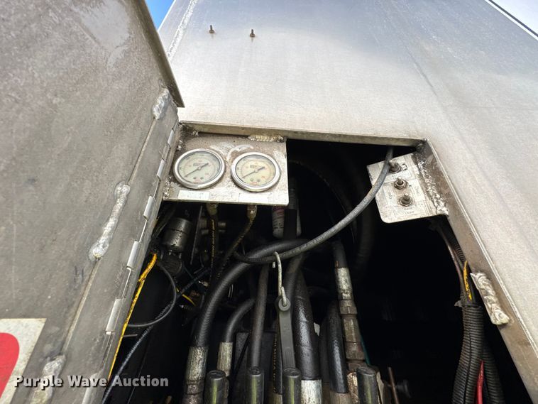 image for item EF2202 2011 CEI Pacer AT65 fertilizer delivery trailer