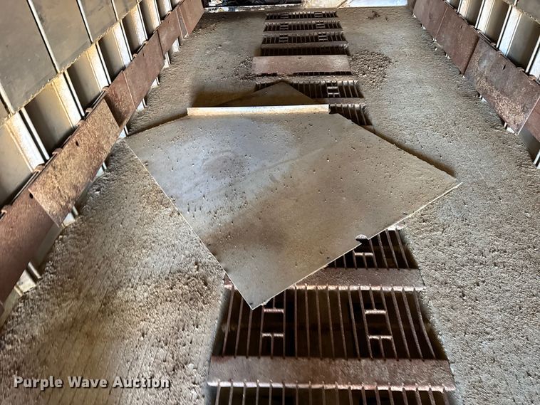 image for item EF2202 2011 CEI Pacer AT65 fertilizer delivery trailer