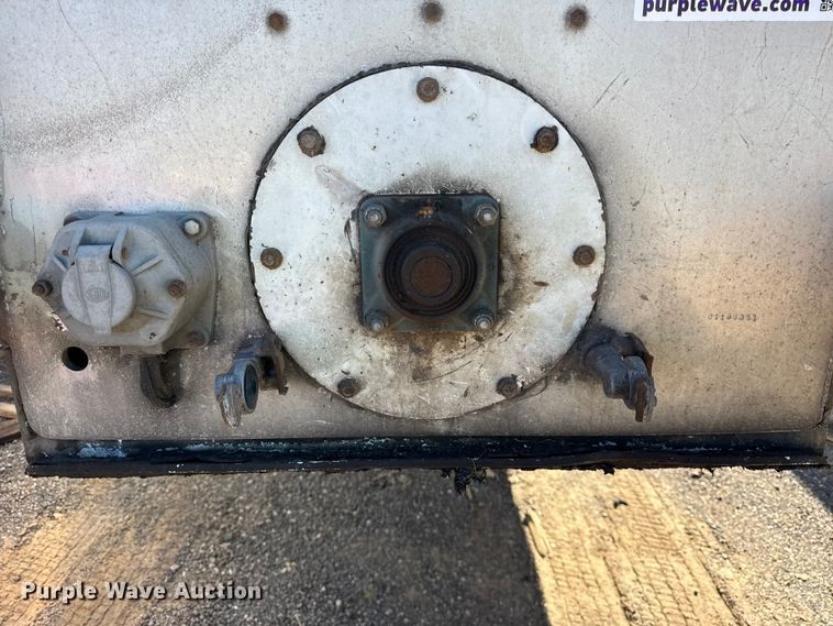 image for item EF2203 2008 Warren AT38SRTV9 feed delivery trailer