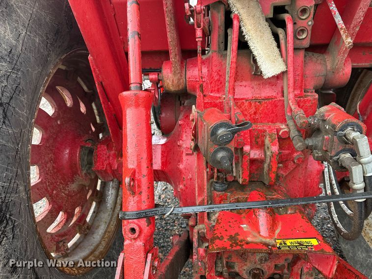 image for item EL0041 International Harvester F966 tractor