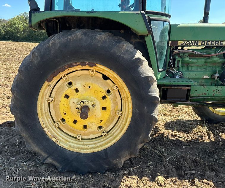 image for item EN5659 John Deere 2950 MFWD tractor