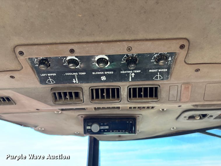 image for item EN5659 John Deere 2950 MFWD tractor