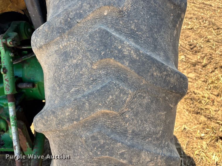 image for item EN5659 John Deere 2950 MFWD tractor