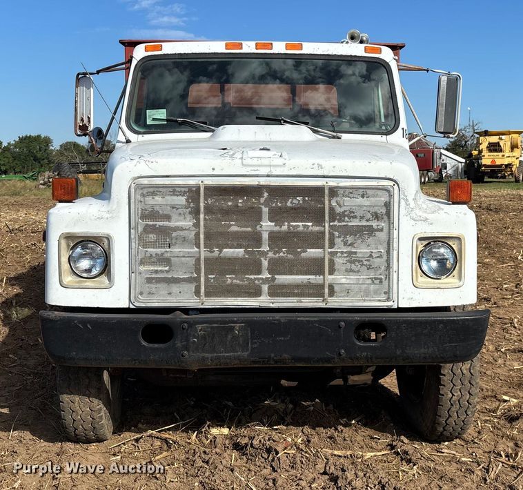 image for item EN5664 1986 International F1954 grain truck