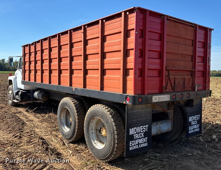 image for item EN5664 1986 International F1954 grain truck